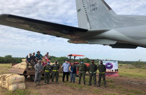 Fuerza Aérea transporta cacao desde el Vichada hasta Bogotá en apoyo al desarrollo económico