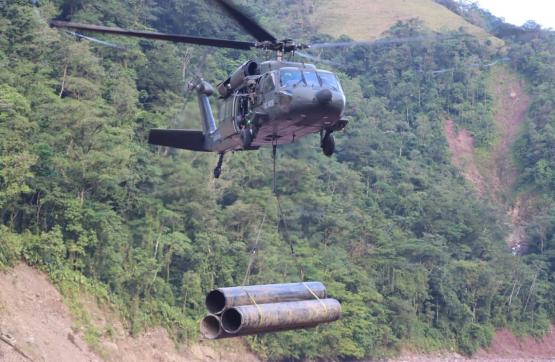 Material para el acueducto de Villavicencio es transportado por helicóptero de la Fuerza Aeroespacial Colombiana