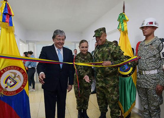 ministro de defensa, directora hosmil y comandante general fuerzas militares durante la inauguración de  sala de cirugía