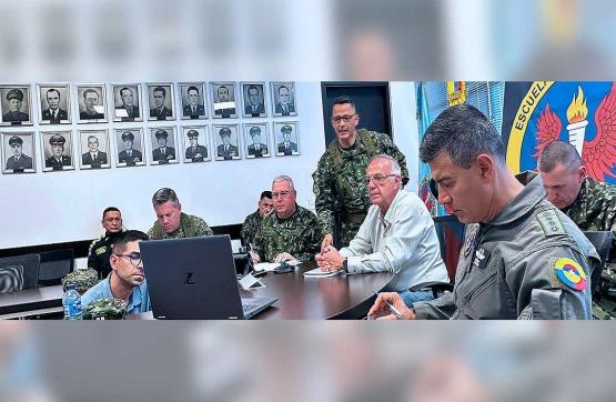Ministro de Defensa, Iván Velásquez en reunión con Fuerza Aérea y la Armada Nacional