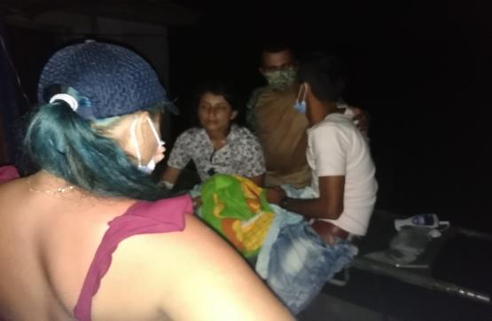 Soldados de las Fuerzas Militares brindan asistencia a dos personas que naufragaron en el río Caguán