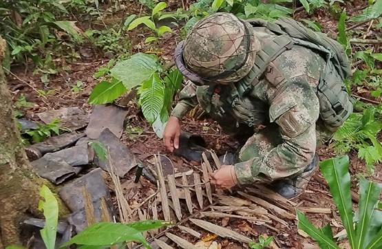 Fuerzas Militares neutralizan explosivo que disidencias de las Farc habían ocultado bajo unas botas de caucho en Meta