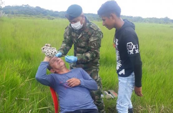 Soldado brinda atención en primeros auxilios a un campesino en Caquetá