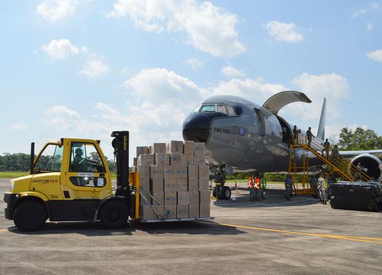Más de 24 toneladas de ayudas humanitarias fueron transportadas por la Fuerza Aérea Colombiana al Amazonas