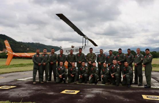 16 alumnos internacionales volaron por primera vez solos como pilotos de ala rotatoria