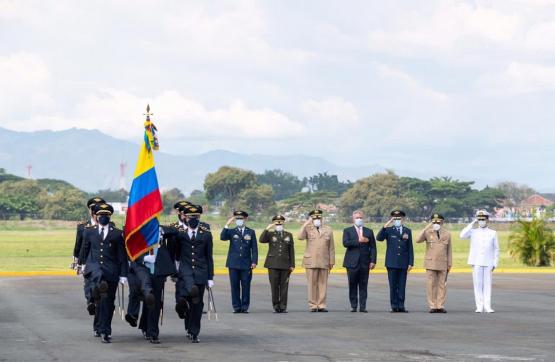 Presidente de la República acompaña ceremonia de ascenso de los nuevos Subtenientes de la Fuerza Aérea