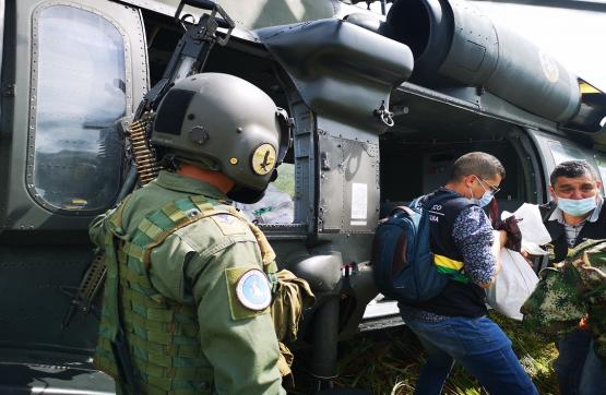 En un helicóptero de la Fuerza Aérea fue transportada ayuda humanitaria para indígenas de Antioquia