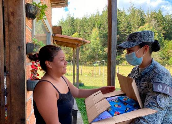 Fuerza Aérea beneficia a los damnificados por las lluvias en Rionegro, Antioquia