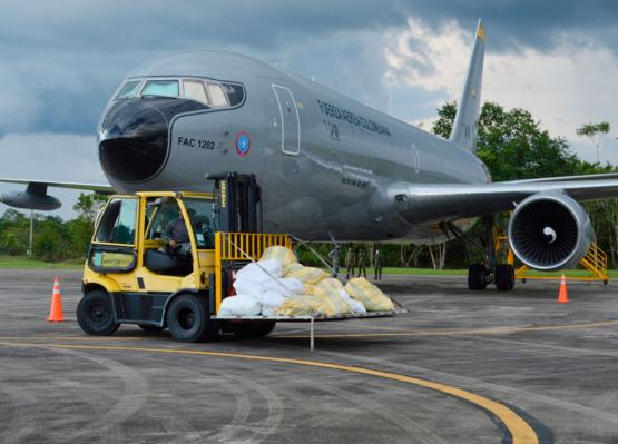 Ayudas para estudiantes y sus familias llegaron al Amazonas en un avión de la Fuerza Aérea