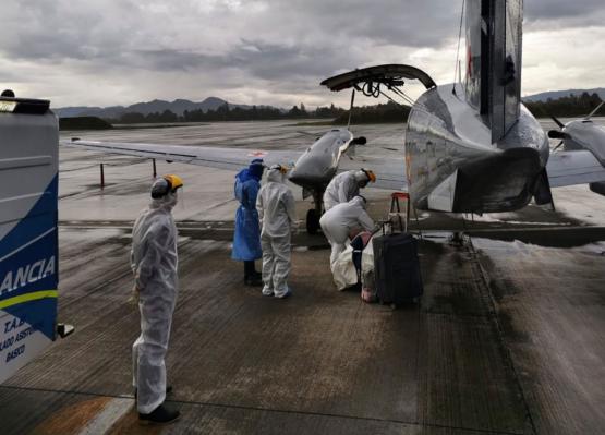 Bebé con covid-19 es trasladado desde Buenaventura por la Fuerza Aérea