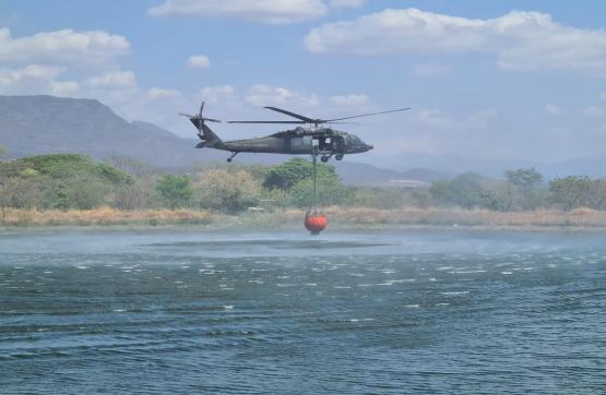 Helicópteros de la Fuerza Aérea Colombiana apoyan operaciones de extinción de incendios en el Cesar