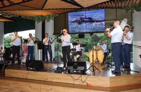 Villavicenses celebraron 75 años del CACOM 2 al ritmo de los músicos de la Fuerza Aérea