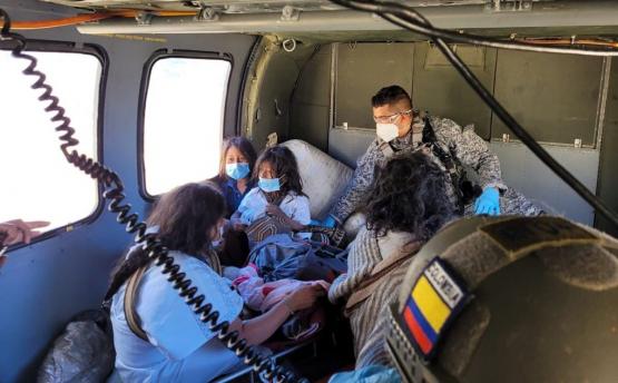 Desde la Sierra Nevada de Santa Marta Fuerza Aérea Colombiana transporta un indígena arhuaco, en delicado estado de salud