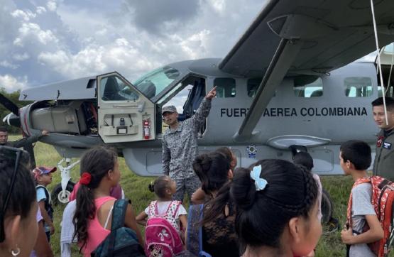 Fuerza Aérea Colombiana lleva alegría y motivación a estudiantes de internado de Güerima – Vichada