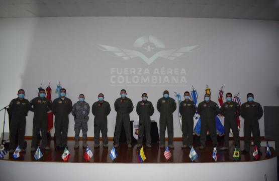  Fuerza Aérea Colombiana capacita alumnos internacionales en curso de Técnico Operador de Equipos Especiales 