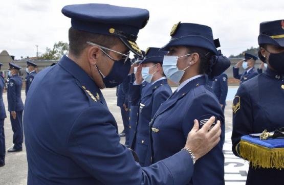 Suboficiales de la Fuerza Aérea Colombiana en ceremonia militar de ascenso