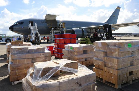Fuerza Aérea trannsporta personal de construcción y más de 28 toneladas desde Puerto Rico e Islas Caimán hacia San Andrés