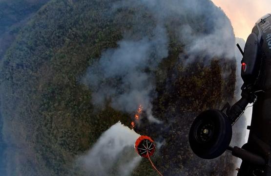 Fuerza Aérea Colombiana realiza 13 descargas con sistema Bambi Bucket sobre incendio en Providencia 