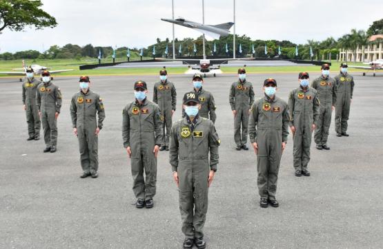  Futuros pilotos de la Fuerza Aérea Colombiana reciben sus bufandas de vuelo 