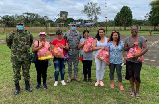  Fuerza Aérea Colombiana entrega kits escolares en el Internado de Güerima, Vichada