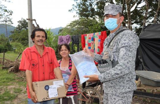 Fuerza Aérea entrega mercados y agua a familias damnificadas por el invierno en Villavicencio