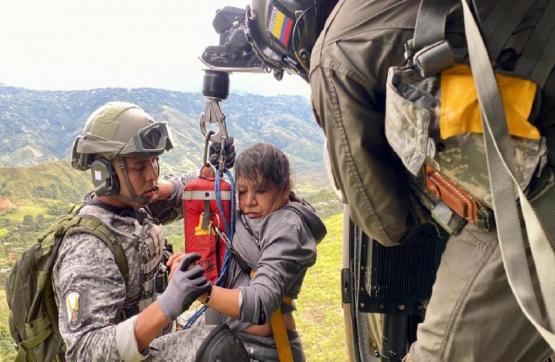 Ciudadanos atrapados por derrumbe en Rosas, Cauca, fueron evacuados en helicóptero de la Fuerza Aérea Colombiana 