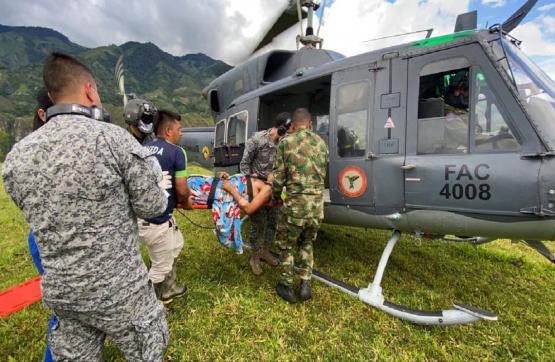 En Tolima, Fuerza Aérea brinda transporte humanitario para salvar vida de un hombre con herida de gravedad 
