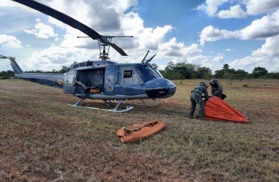 Fuerza Aérea Colombiana apoya labores de extinción de incendio en el Parque Natural El Tuparro