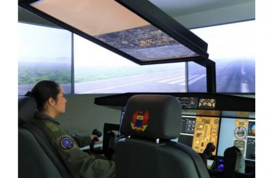 Nuevos simuladores de vuelo de la Fuerza Aérea Colombiana, entrenan a los pilotos de transporte