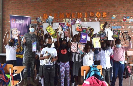  Fuerza Aérea Colombiana obsequia útiles escolares a niños y niñas de Padilla, Cauca