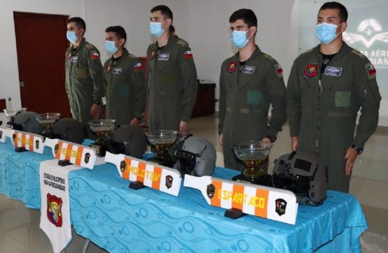 Oficiales chilenos realizan su primer ‘vuelo solo’ en la Escuela de Helicópteros de las Fuerzas Armadas 