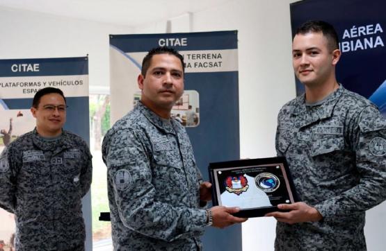 Operadores del único nanosatélite del país, reciben reconocimiento por parte de la Fuerza Aérea Colombiana