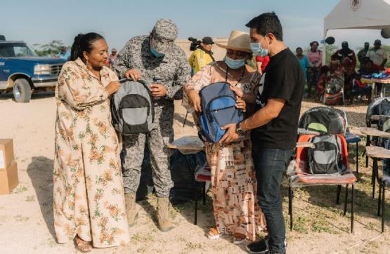  Indígenas Wayúu reciben pupitres de la Fuerza Aérea Colombiana y Recupera tu silla