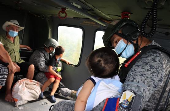 Familia atrapada por desbordamiento de río, fue rescatada en helicóptero de la Fuerza Aérea 