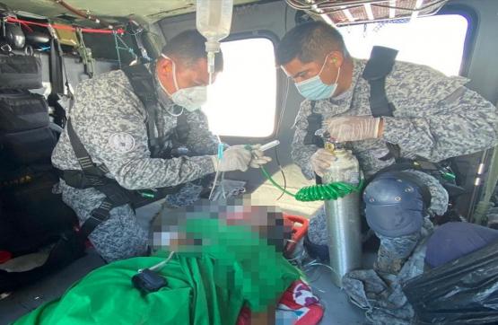 Indígena, víctima de una mina antipersona, fue rescatada en un helicóptero de la Fuerza Aérea Colombiana