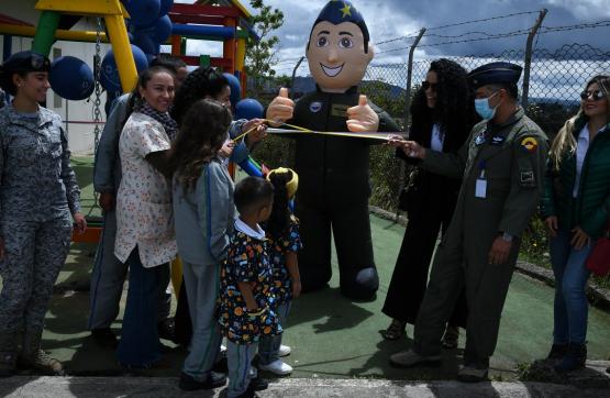 Fuerza Aérea Colombiana entrega parques recreativos a instituciones Educativas de Rionegro