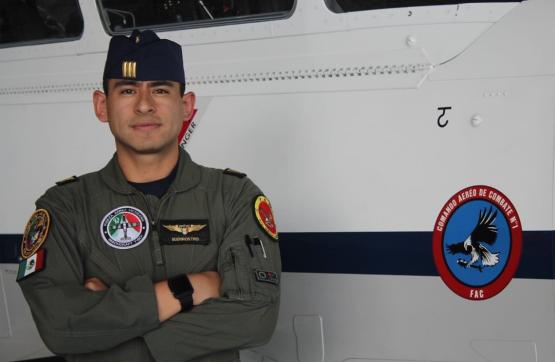 Piloto de la Fuerza Aérea Mexicana se convierte en instructor de Texan T-6C, en Colombia
