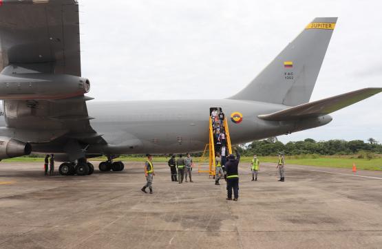 Médicos llegan al Amazonas, en aeronave de la Fuerza Aérea Colombiana