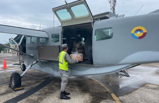 Fuerza Aérea Colombiana transporta donación que beneficiará a comunidad indígena en el Amazonas