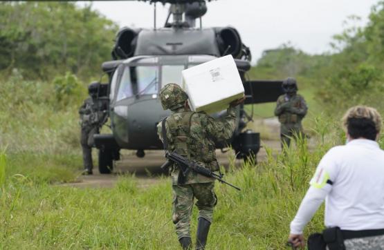 A Vigía del Fuerte y Murindó, Fuerza Aérea Colombiana transporta vacunas contra el COVID-19