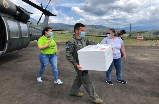 Vacunas contra el COVID-19 llegan a zonas alejadas de Antioquia gracias a la Fuerza Aérea Colombiana