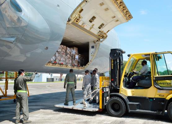 Niños y niñas de La Pedrera, Amazonas, reciben alimentos transportados por la Fuerza Aérea