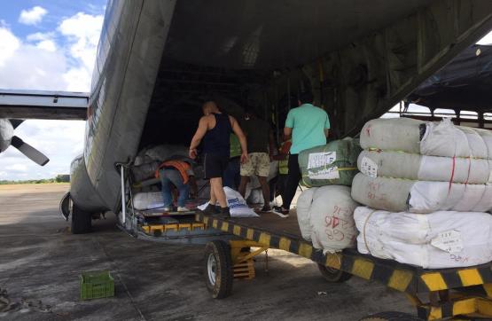 Fuerza Aérea Colombiana transporta 13 toneladas de ayuda para beneficiar a comunidades del Vaupés