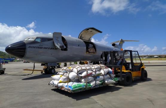 El Boeing 727 Vulcano de la Fuerza Aérea continúa transportando ayudas humanitarias hacia el Archipiélago