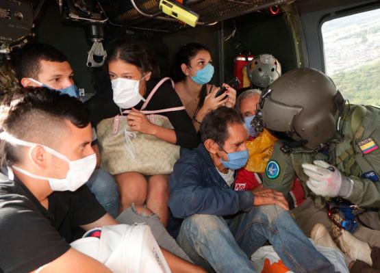 Por aire, continúa el rescate de personas atrapadas por el invierno en zona rural de Villavicencio, Meta 