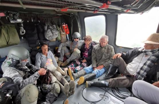 En helicóptero Fuerza Aérea traslada adultos mayores atrapados por deslizamientos de tierra 