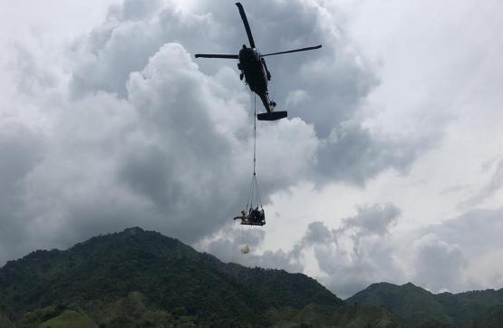 Fuerza Aérea Colombiana traslada maquinaria para apoyar labores de rescate en Neira, Caldas