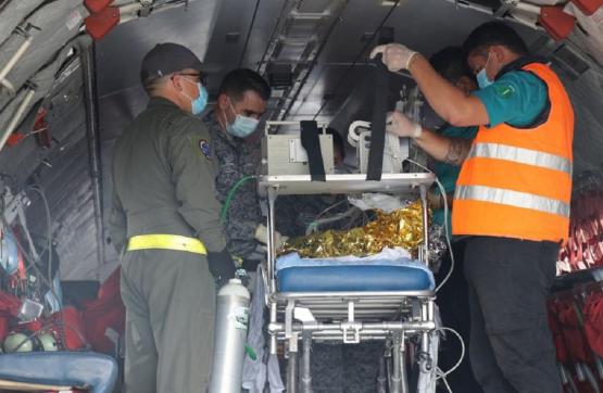  Menor herida durante accidente de bus escolar en Santander fue trasladada por la Fuerza Aérea Colombiana 