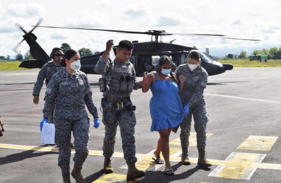 Mujer con 24 semanas de gestación es traslada por su Fuerza Aérea Colombiana