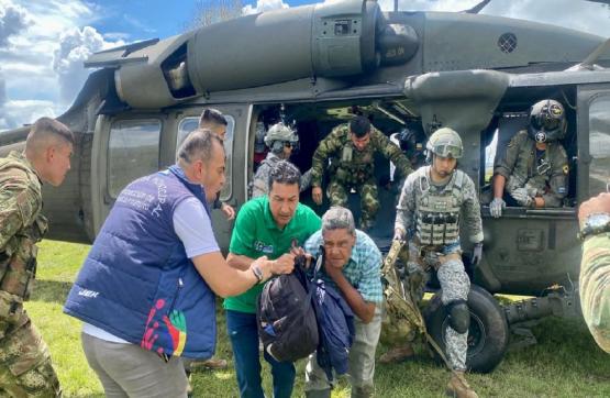 Ya son 88 los evacuados por la Fuerza Aérea, tras el derrumbe en Rosas, Cauca 